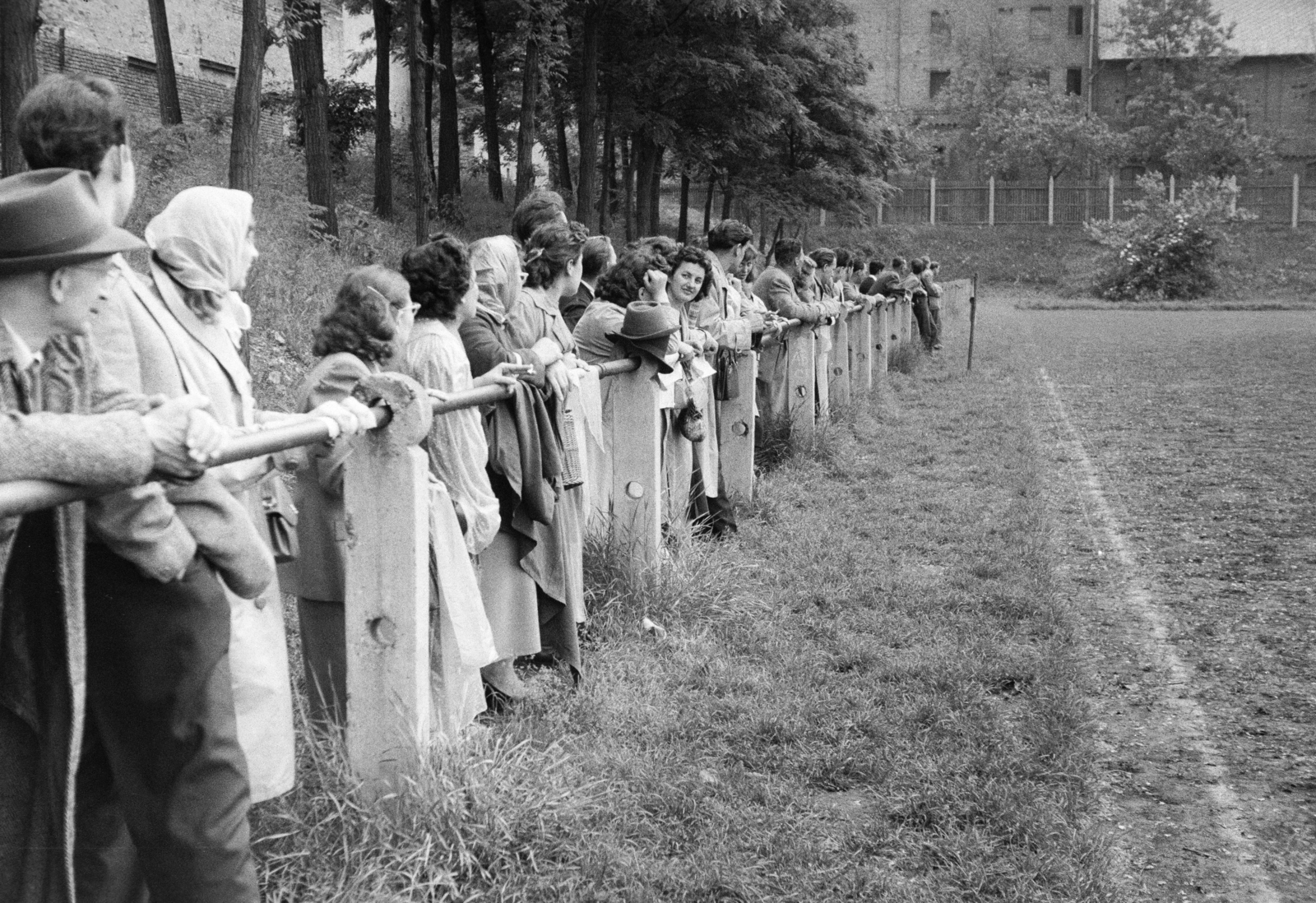 1965, Reményi József, bámészkodás, futballpálya, néző, szurkoló, Fortepan #258420