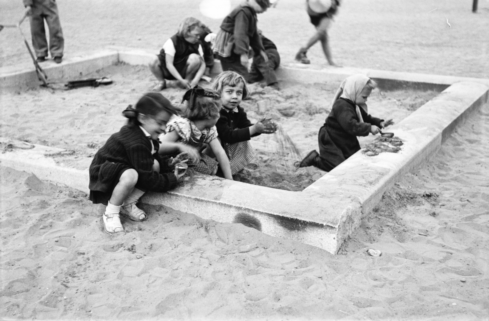 Hungary, Budapest XIII., Gyermek tér., 1954, Reményi József, Budapest, sandpit, girls, Fortepan #258425