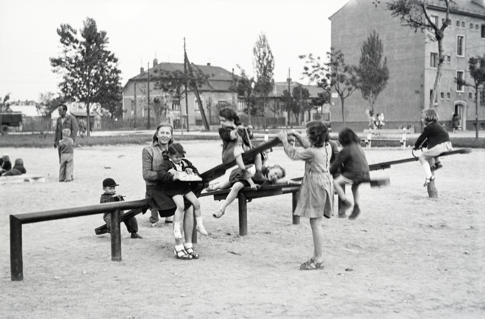 Hungary, Budapest XIII., Gyermek tér., 1954, Reményi József, Budapest, swing, playground, Fortepan #258427