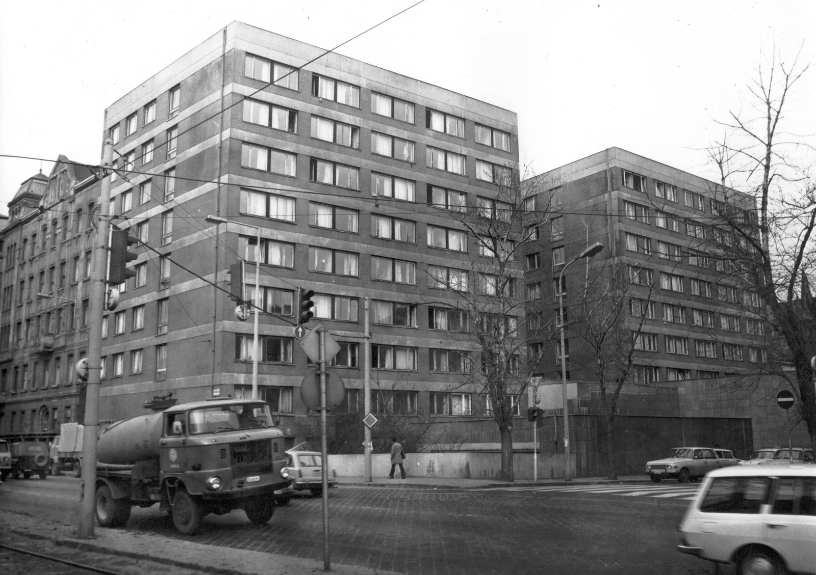 Hungary, Budapest IX., Közraktár utca - Kinizsi utca sarok, kollégium., 1976, Ferencvárosi Helytörténeti Gyűjtemény, traffic, Gerrman brand, commercial vehicle, street view, IFA-brand, student dorm, Budapest, Fortepan #25844