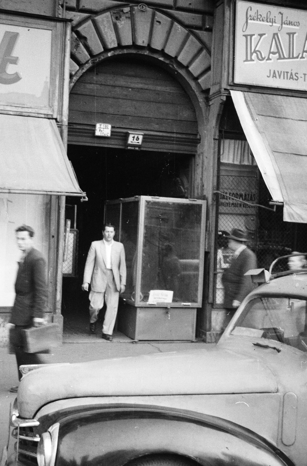 Hungary, Budapest VII., Baross tér, a felvétel a 16-os számú ház kapujánál készült., 1954, Reményi József, gate, cabinet, hat shop, Budapest, Fortepan #258449