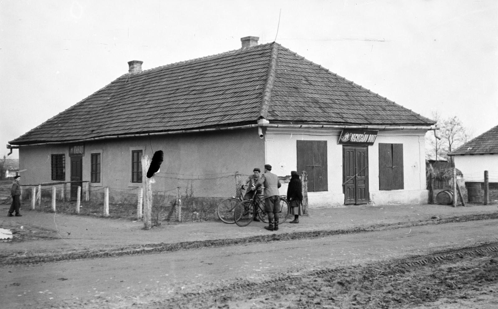 Magyarország, Ramocsaháza, Kossuth Lajos utca, Vegyesáru Bolt a 88. szám alatti házban., 1959, Reményi József, földút, kerékpár, vegyesbolt, Fortepan #258452