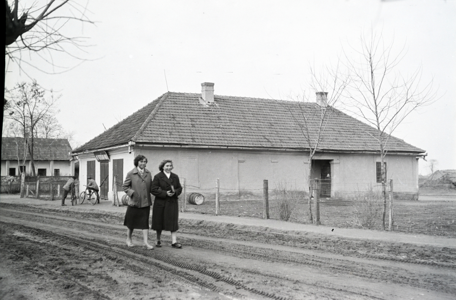 Hungary, Kossuth Lajos utca, Vegyesáru Bolt a 88. szám alatti házban., 1959, Reményi József, dirt road, women, mud, Fortepan #258453