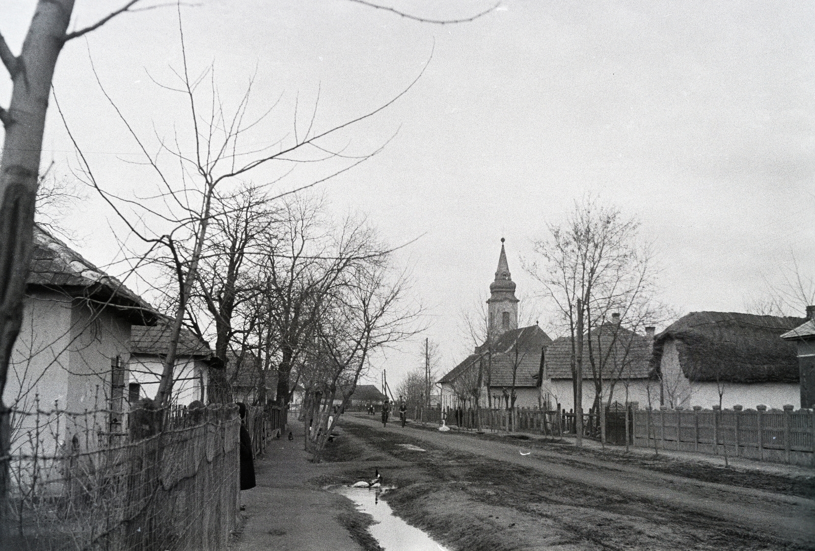 Hungary, Kossuth Lajos utca a Fő tér felé, jobbra a Magyarok Nagyasszonya-templom., 1953, Reményi József, street view, farmhouse, church, Catholic Church, open ditch, village, Fortepan #258458