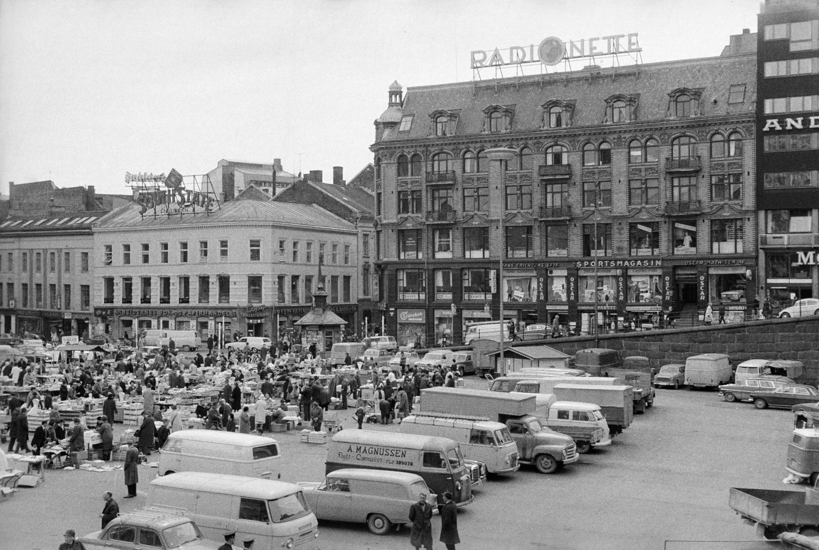 Norway, Oslo, Youngstorget, szemben a Torggata sarkán álló épületek láthatók., 1965, Reményi József, neon sign, market, commercial vehicle, Fortepan #258467