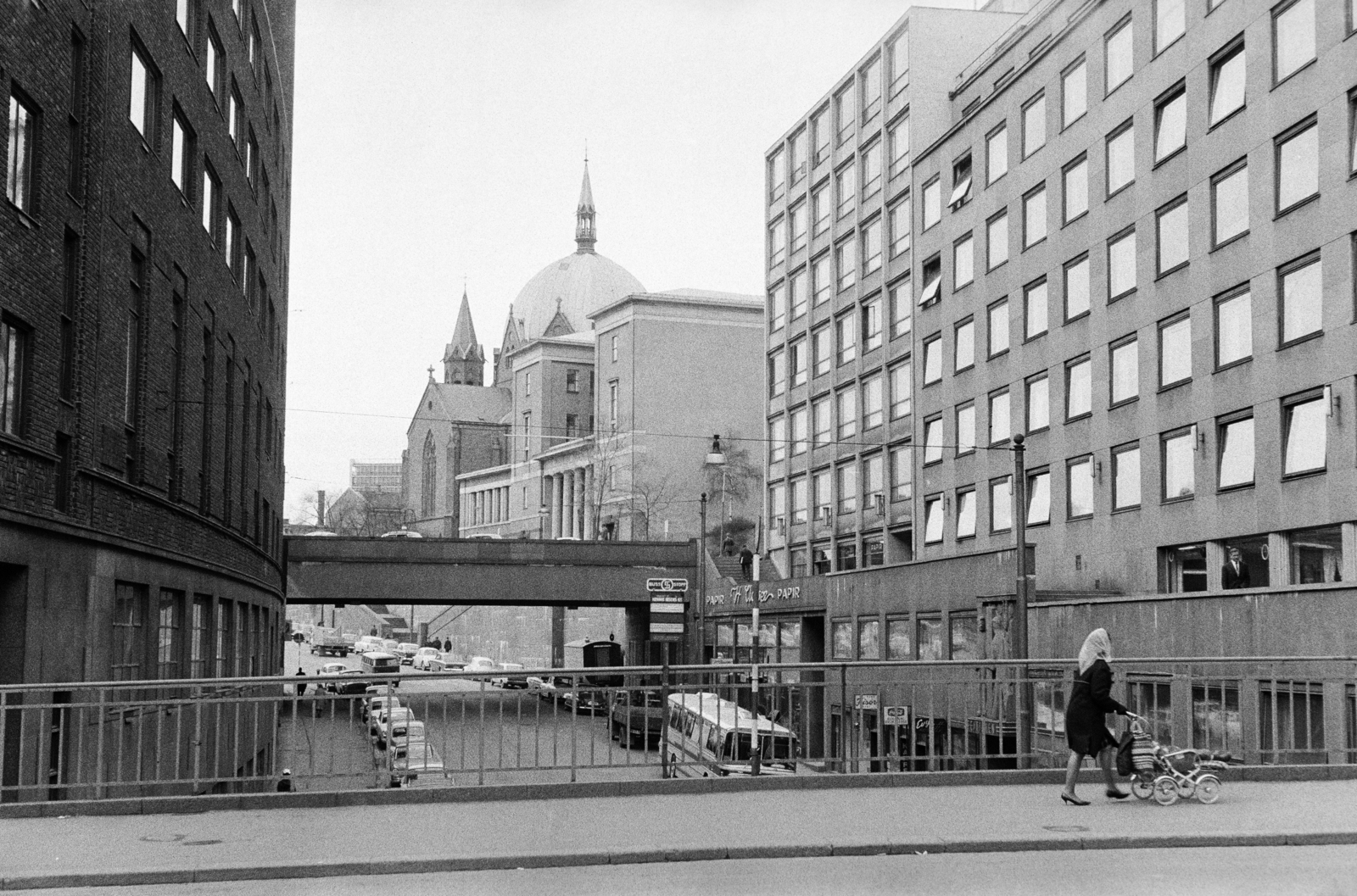 Norvégia, Oslo, Hammersborggata a Møllergata-ról nézve, szemben a Grubbegata-nal lévő felüljáró mögött Trefoldighetskirken (Szentháromság templom), elötte jobbra a Det gamle biblioteket (A régi könyvtár) látható., 1965, Reményi József, utcakép, babakocsi, Fortepan #258468