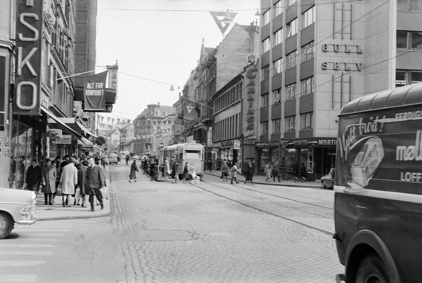 Norvégia, Oslo, a Storgata Nygata - Lybekkergata közötti házsora a Pløens Gate felöl nézve., 1965, Reményi József, utcakép, villamos, Fortepan #258471