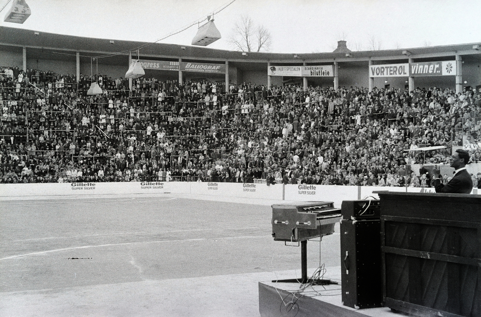 Norway, Oslo, Jordalgata, szabadtéri koncert az 1952-es téli olimpiára épült Jordal stadionban., 1965, Reményi József, ice-skating rink, organ, stadium, spectator, Fortepan #258476