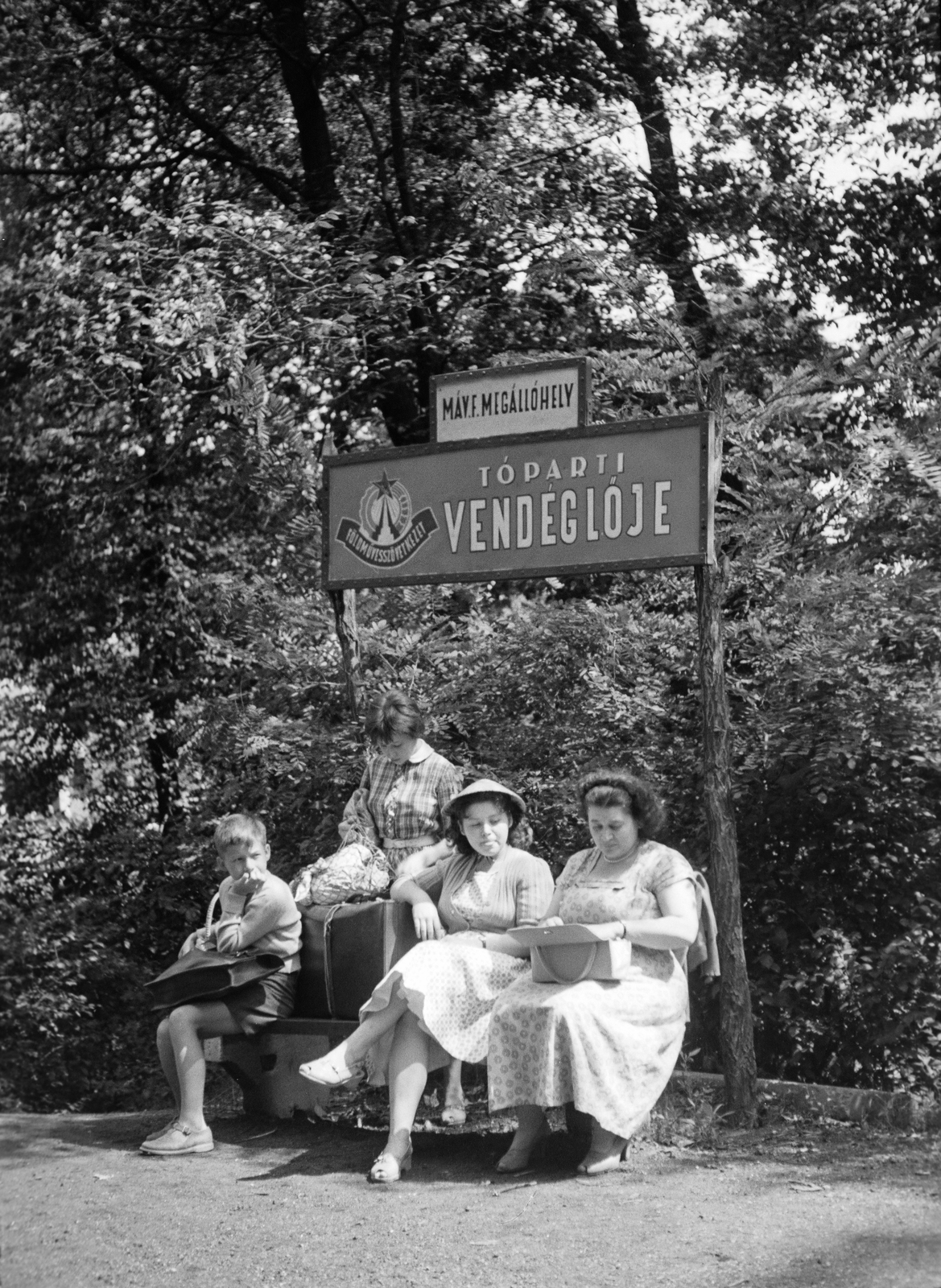 Hungary, Nyíregyháza, Sóstó, Sóstógyógyfürdő feltételes vasúti megállóhely., 1958, Reményi József, women, schoolbag, leg over leg, prop up on elbows, waiting, handbag, suitcase, bench, Fortepan #258480