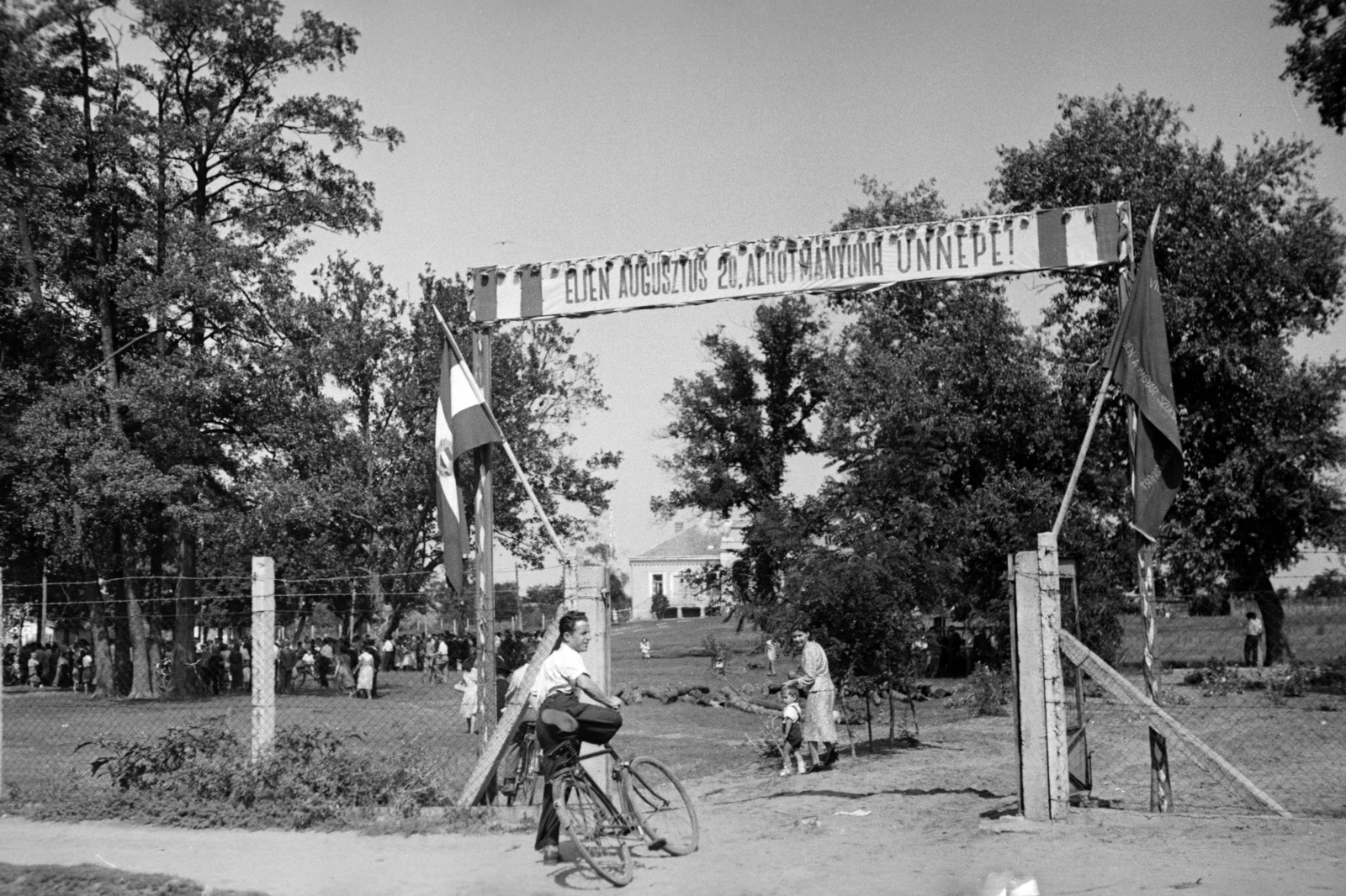 Hungary, az Elek-kúria bejárata a Szabolcs vezér utca felől., 1958, Reményi József, flag, slogan, Fortepan #258481