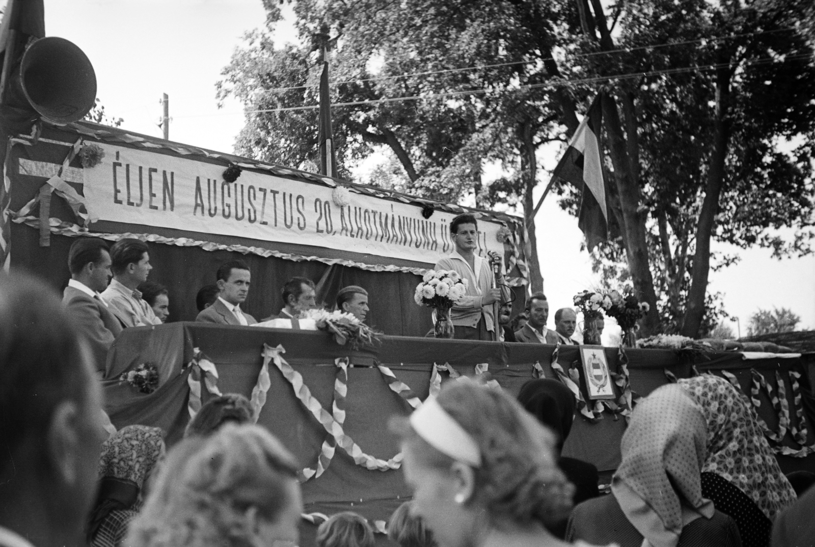 Hungary, az Elek-kúria kertje, augusztus 20-i ünnepség., 1958, Reményi József, megaphone, grandstand, decoration, Fortepan #258482