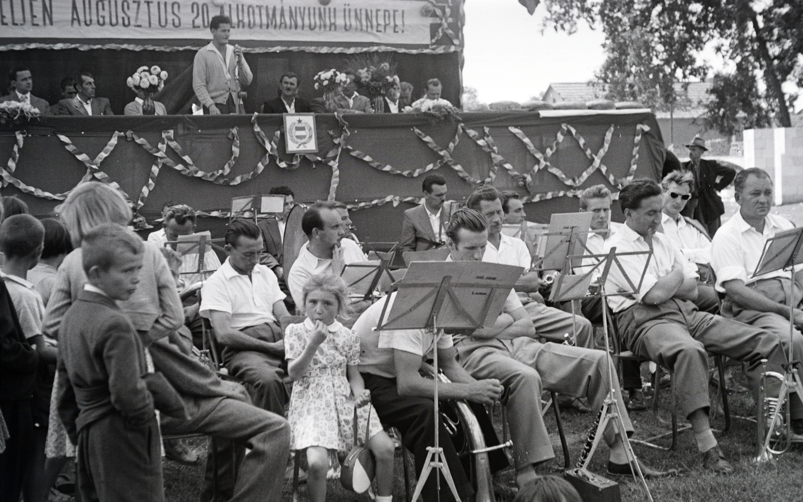 Magyarország, Demecser, az Elek-kúria kertje, augusztus 20-i ünnepség., 1958, Reményi József, augusztus 20, pihenés, kottatartó, politikai dekoráció, Fortepan #258483