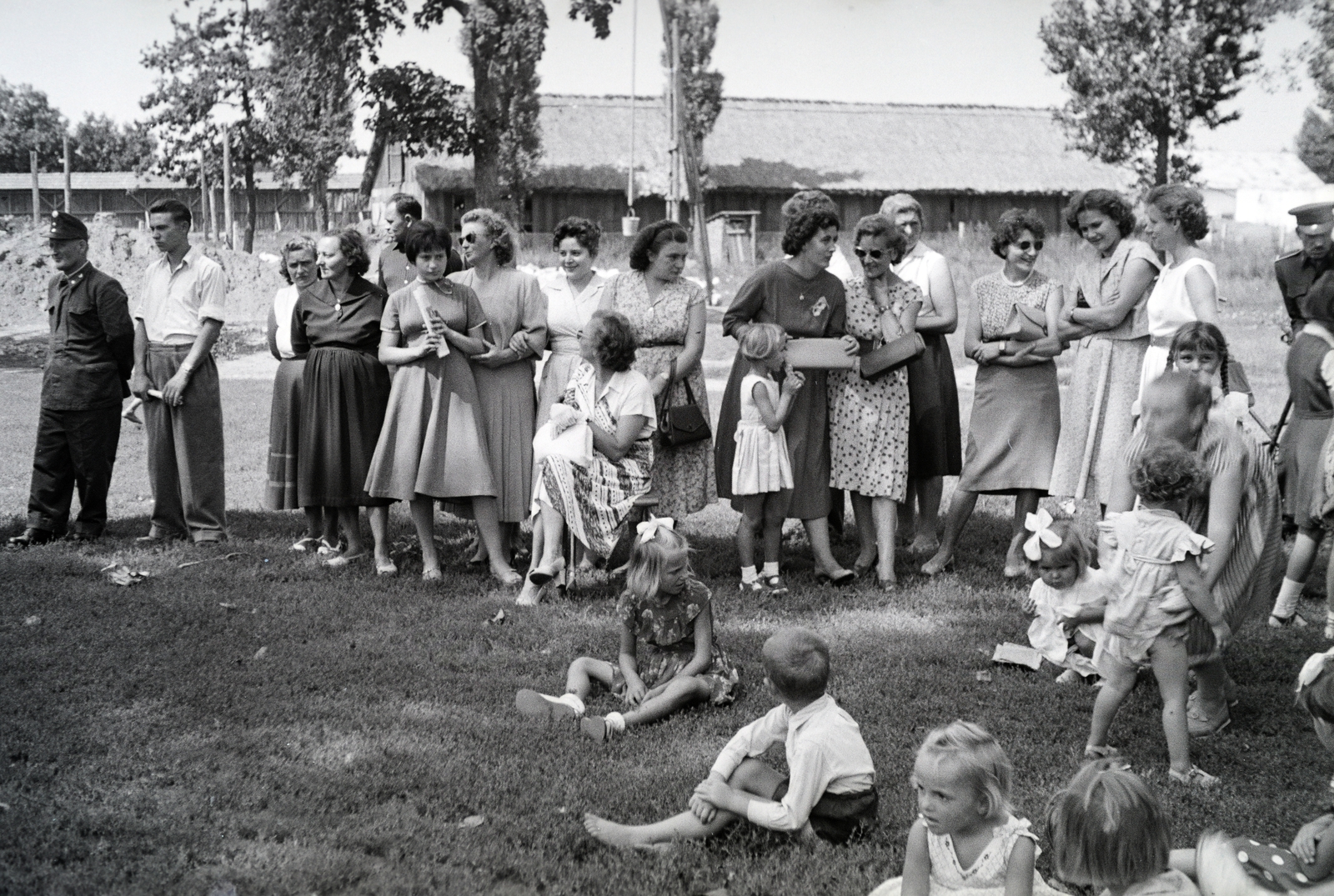 Magyarország, Demecser, az Elek-kúria kertje, augusztus 20-i ünnepség résztvevői., 1958, Reményi József, nyári ruha, nők, földön ülés, gyerekek, Fortepan #258484