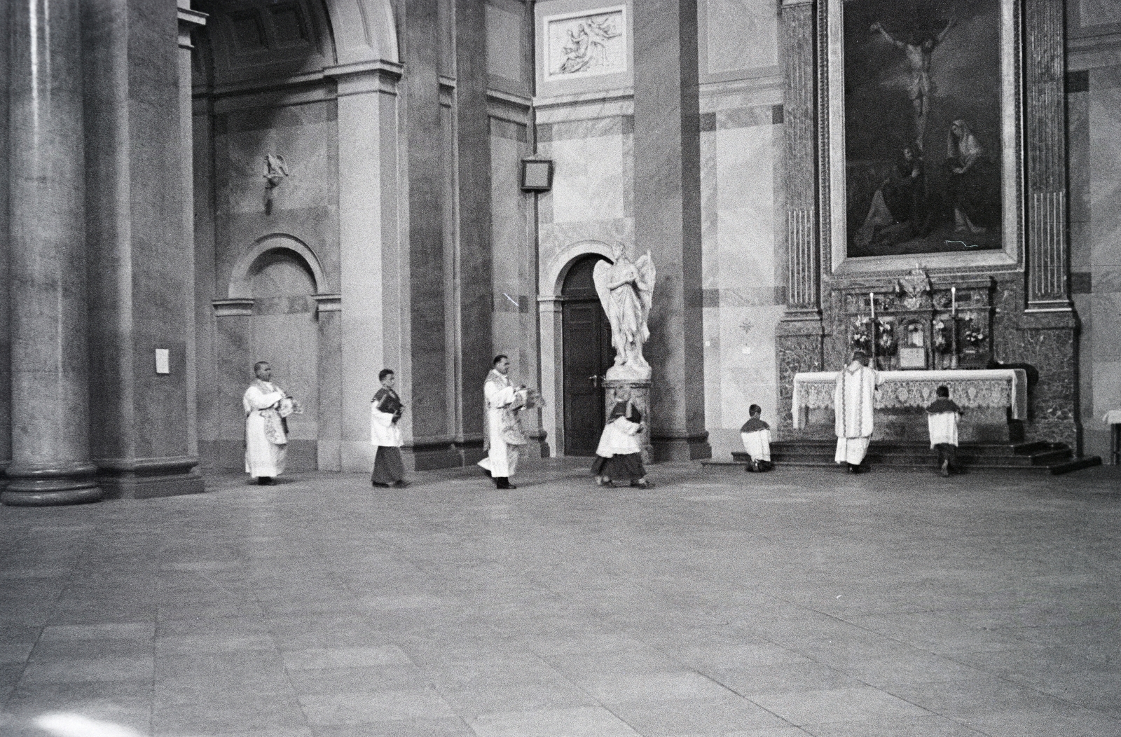 Magyarország, Eger, Főszékesegyház, Szent Kereszt oltár., 1960, Reményi József, pap, ministráns, oltárkép, templombelső, Fortepan #258510