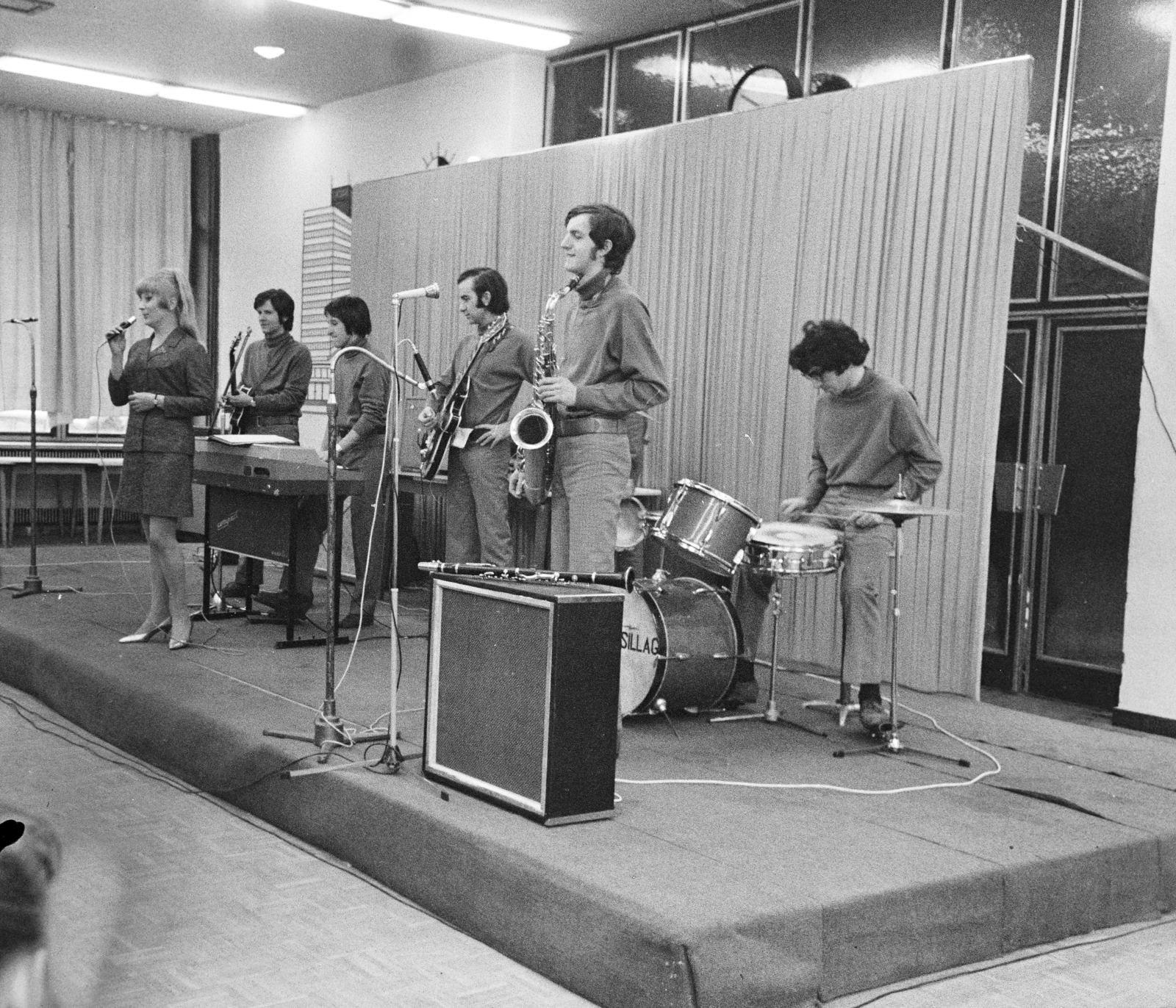Hungary, Budapest IV., Váci út 77., az Egyesült Izzólámpa és Villamossági Rt. központi igazgatási épülete. A pódiumon a Kék Csillag együttes., 1969, Reményi József, Budapest, saxophone, musician, drummer, cymbal, Fortepan #258519