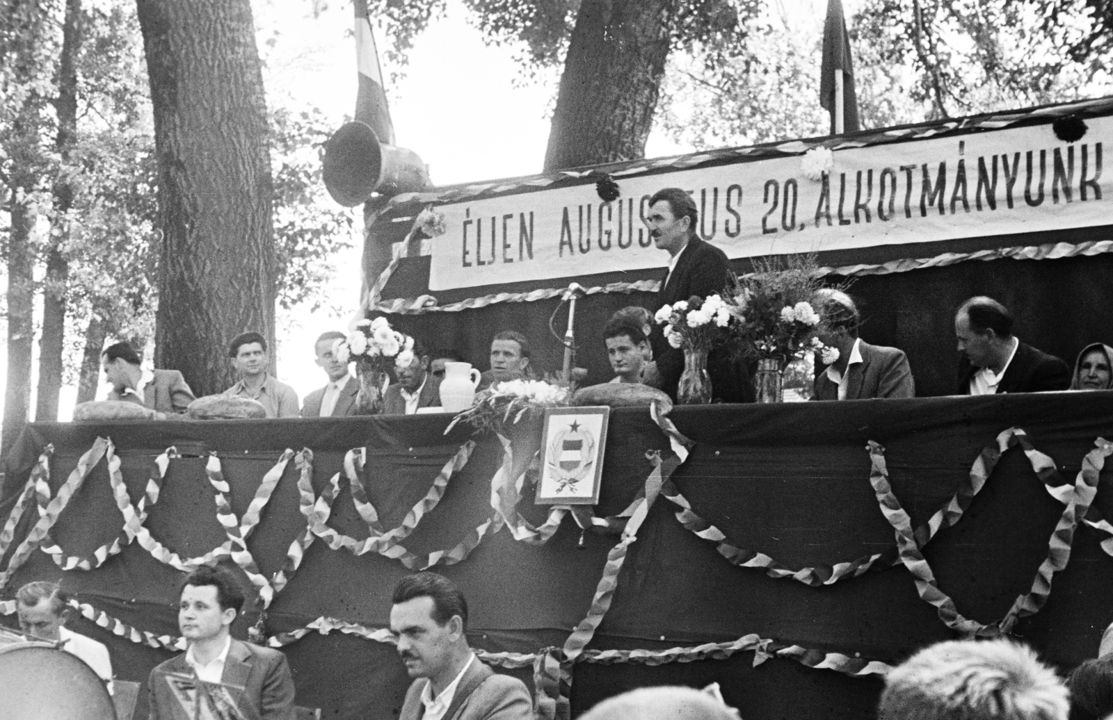 Hungary, az Elek-kúria kertje, augusztus 20-i ünnepség., 1960, Reményi József, political decoration, speaker, winners' podium, Fortepan #258526