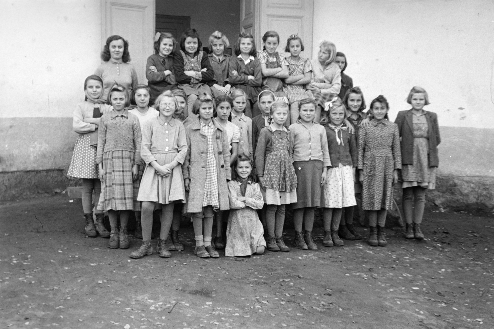 1961, Reményi József, csoportkép, karba tett kéz, osztálykép, térdepel, Fortepan #258532