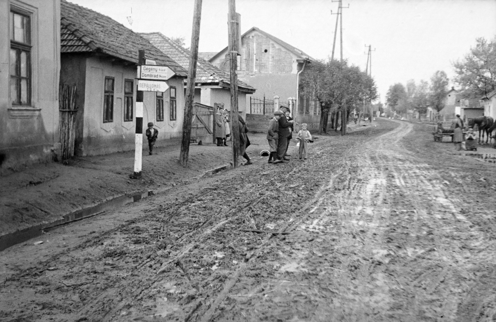 Magyarország, Demecser, Boldogasszony tér, szemben a Nagy utca., 1961, Reményi József, gépállomás, utcakép, útjelző tábla, sár, Fortepan #258533