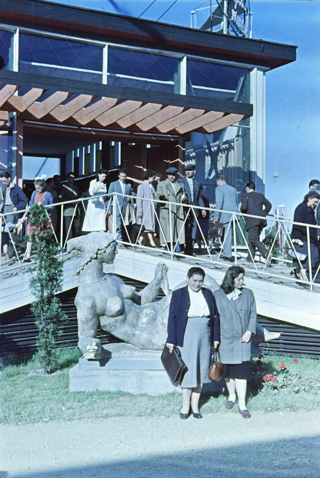 Hungary, Budapest XIV., Kerényi Jenő szobrászművész alkotása (1959) Női akt a Fővárosi Tanács Lakásépítési Kiállítás pavilonja előtt., 1959, Reményi József, Budapest, colorful, sculpture, Fortepan #258542