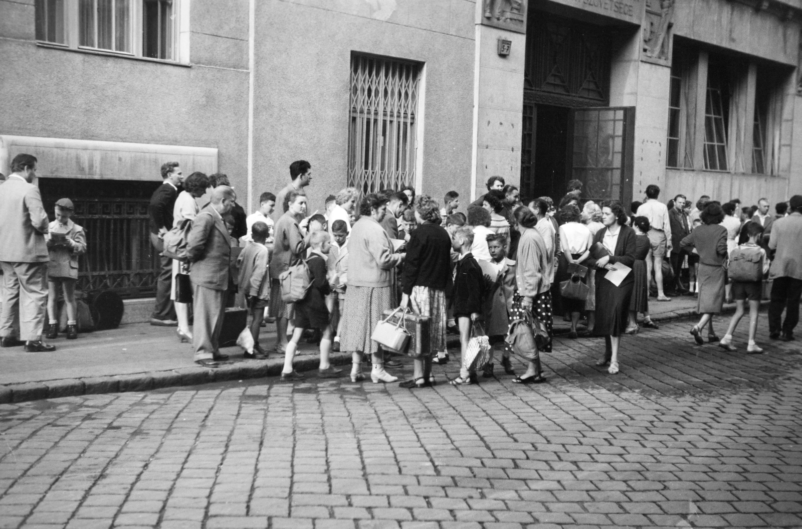 Magyarország, Budapest VIII., a felvétel a Magdolna (Koltói Anna) utca 5-7., a Vasas Szakszervezet Székháza előtt készült., 1961, Reményi József, Budapest, osztálykirándulás, Fortepan #258555