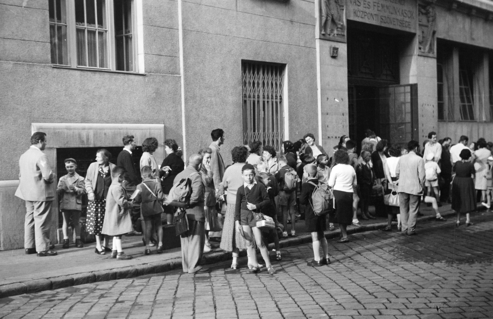 Magyarország, Budapest VIII., a felvétel a Magdolna (Koltói Anna) utca 5-7., a Vasas Szakszervezet Székháza előtt készült., 1961, Reményi József, Budapest, osztálykirándulás, Fortepan #258556