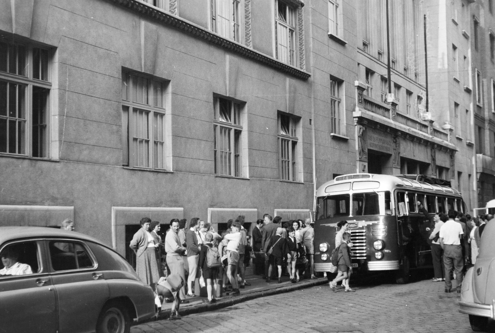 Magyarország, Budapest VIII., a felvétel a Magdolna (Koltói Anna) utca 5-7., a Vasas Szakszervezet Székháza előtt készült., 1961, Reményi József, Budapest, autóbusz, Ikarus-márka, osztálykirándulás, Fortepan #258559