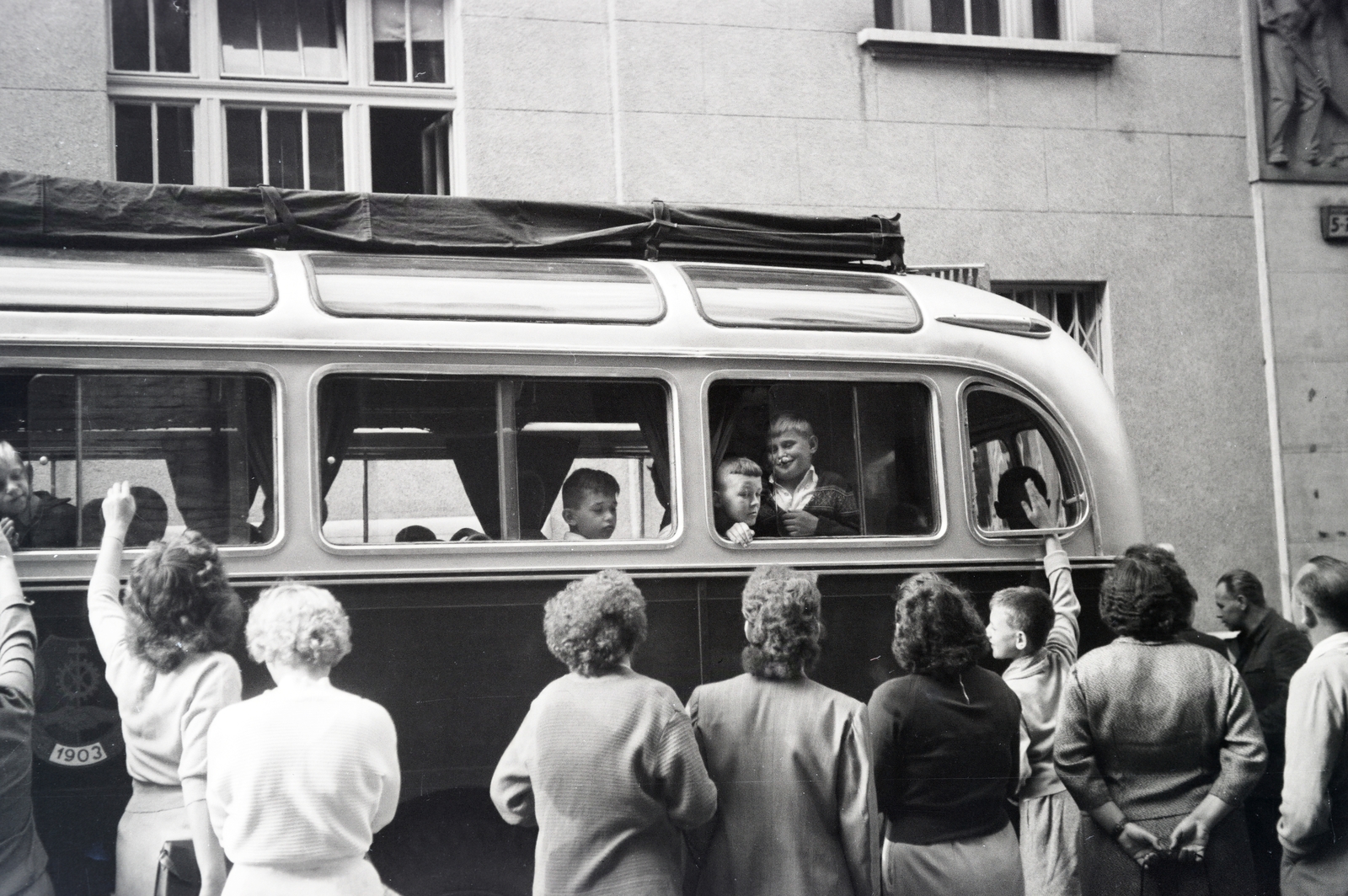 Magyarország, Budapest VIII., a felvétel a Magdolna (Koltói Anna) utca 5-7., a Vasas Szakszervezet Székháza előtt készült., 1961, Reményi József, Budapest, autóbusz, Ikarus-márka, osztálykirándulás, Fortepan #258563