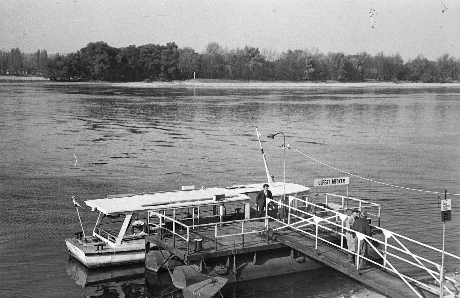 Magyarország, Budapest IV., Üdülő sor, az Újpest-Megyer és Pünkösdfürdő közötti átkelőhajó kikötője. Szemben a Szentendrei-sziget csúcsa., 1961, Reményi József, Budapest, kikötő, komp, Fortepan #258566