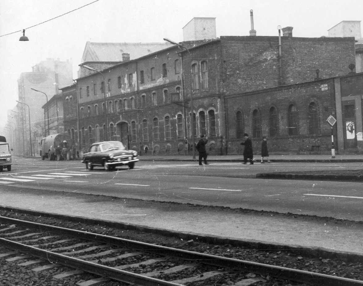 Magyarország, Budapest IX., Soroksári út, szemben a 26. sz épület a Dandár utca sarkán áll., 1973, Ferencvárosi Helytörténeti Gyűjtemény, szovjet gyártmány, GAZ-márka, automobil, GAZ M21 Volga, Skoda 706 ROK, kukásautó, Budapest, Fortepan #25857