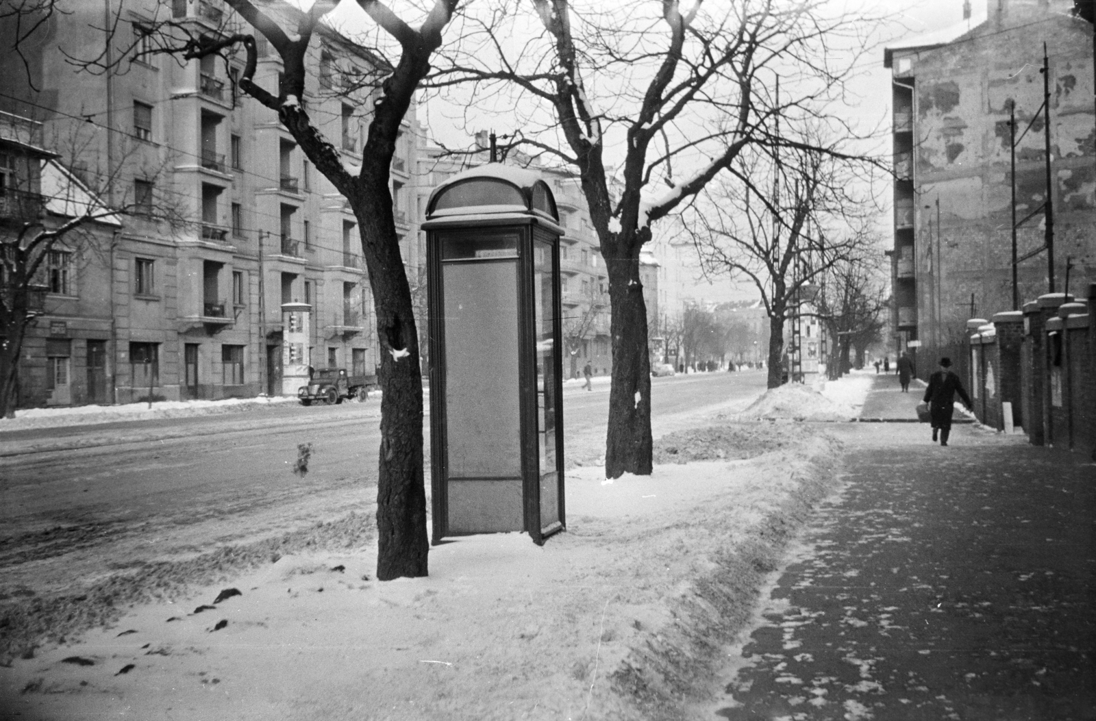 Magyarország, Budapest XI., Bartók Béla út, a telefonfülke takarásában az Ulászló utca sarkán álló házak, szemben távolabb a Kosztolányi Dezső tér melletti házak láthatók., 1961, Reményi József, Budapest, telefonfülke, hó, tél, utcakép, Fortepan #258570