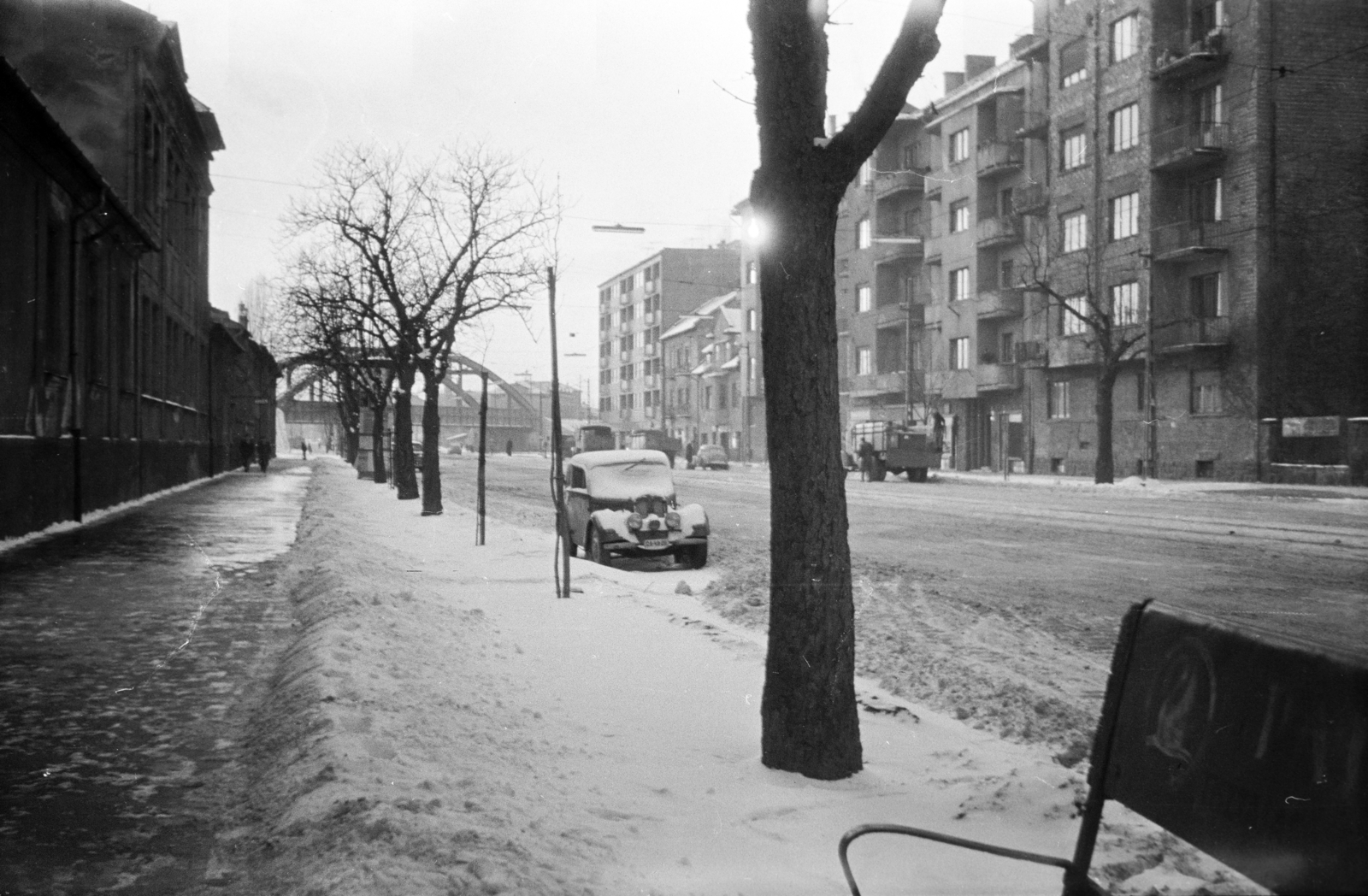 Magyarország, Budapest XI., szemben a Bartók Béla út feletti vasúti felüljáró a Hamzsabégi útnál., 1961, Reményi József, Budapest, hó, tél, automobil, utcakép, vasúti híd, Fortepan #258571