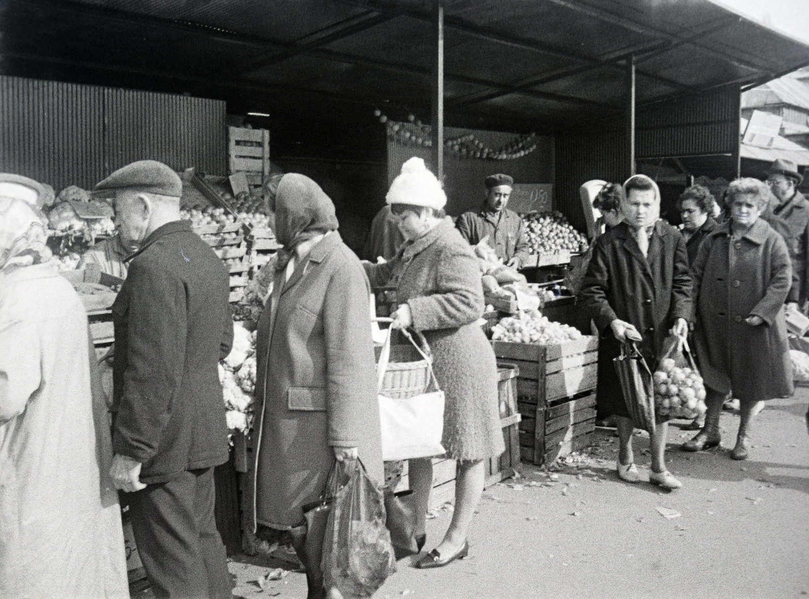 Hungary, Óbuda, Budapest III., Óbudai piac a Kórház utca - Szél utca - Verőfény utca - Vihar utca által határolt területen., 1969, Reményi József, market, standing in line, Budapest, Fortepan #258580