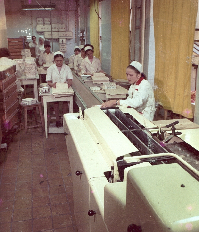 Hungary, Budapest IX., Thaly Kálmán utca 5-7. Kozmetikai és Háztartásvegyipari Vállalat csomagolóüzeme., 1972, Ferencvárosi Helytörténeti Gyűjtemény, colorful, factory, Budapest, Fortepan #25860