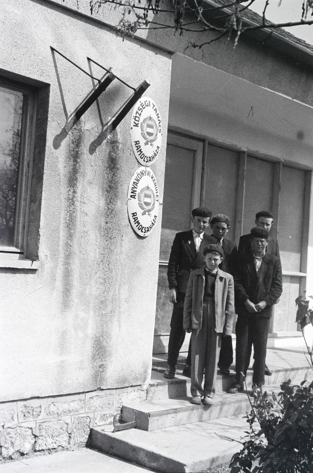 Hungary, Fő tér, Községi Tanács (később Községháza)., 1965, Reményi József, beret, crest, enamel sign, flag holder, Fortepan #258610