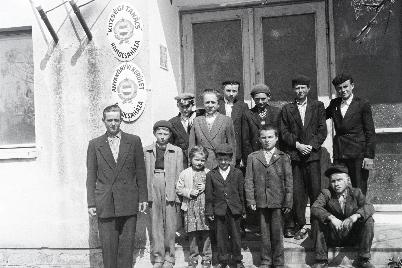 Magyarország, Ramocsaháza, Fő tér, Községi Tanács (később Községháza)., 1965, Reményi József, svájcisapka, címer, zománctábla, Fortepan #258612