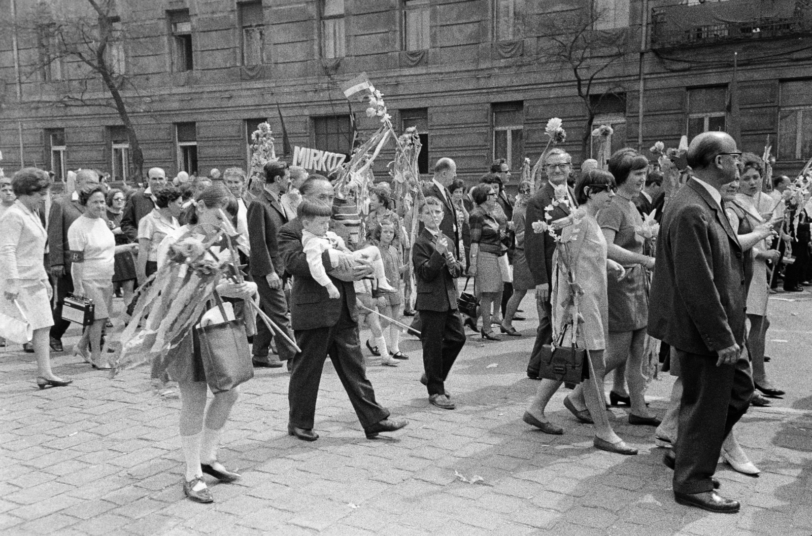 Hungary, Budapest XIV., Ajtósi Dürer sor, május 1-i felvonulás résztvevői a 9-es számú épület előtt., 1967, Reményi József, Budapest, Fortepan #258621