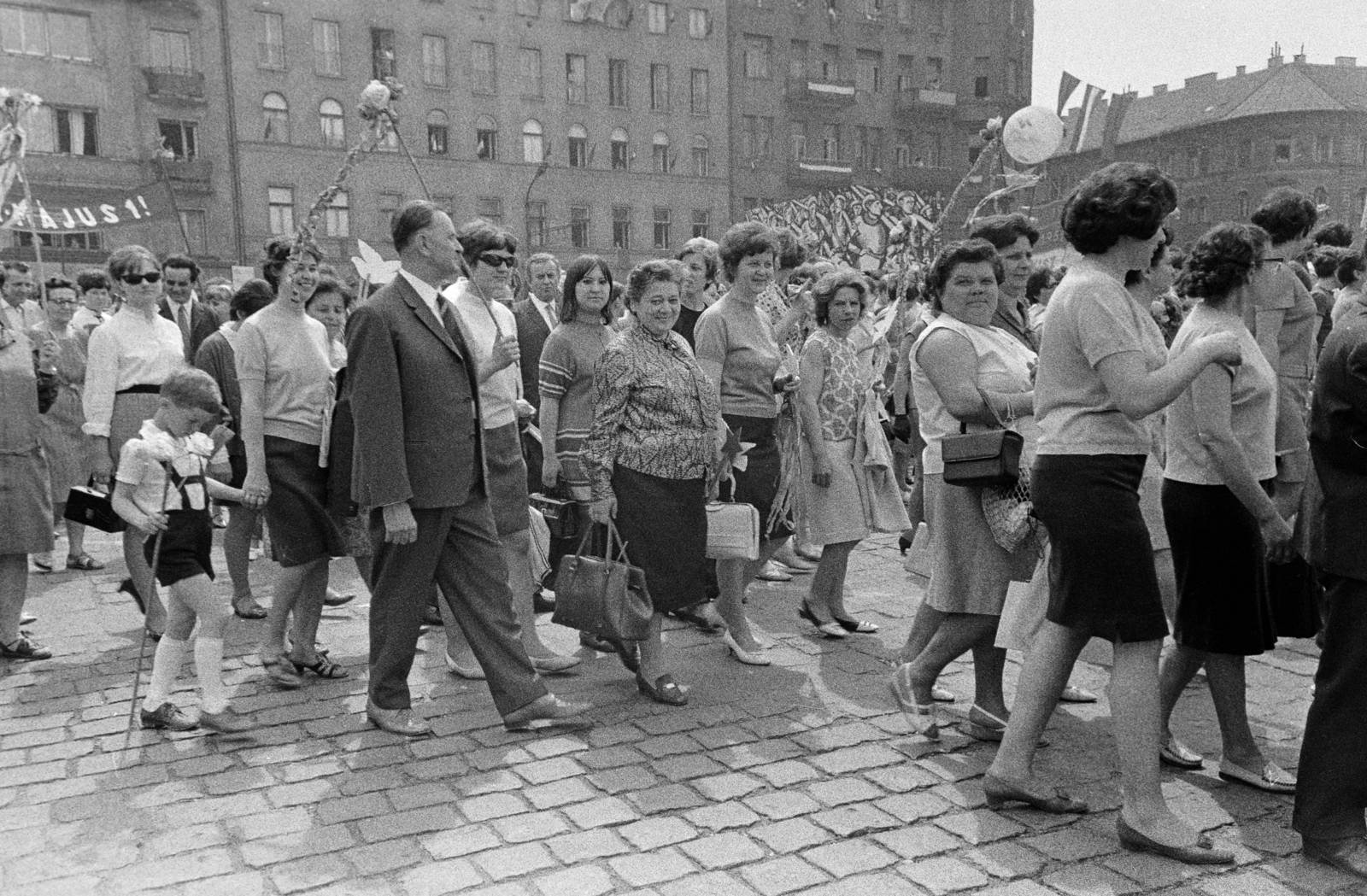 Hungary, Budapest XIV.,Budapest VII., Ajtósi Dürer sor, május 1-i felvonulás résztvevői, háttérben a Dózsa György út sarkán álló épületek láthatók., 1967, Reményi József, Budapest, Fortepan #258622