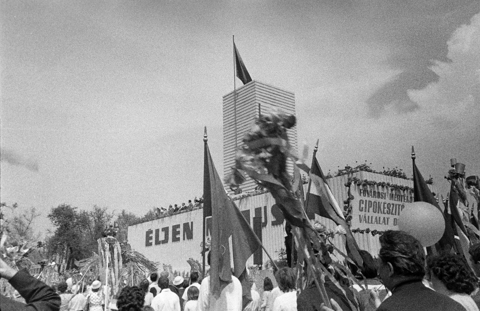 Magyarország, Budapest XIV., Ötvenhatosok tere (Felvonulási tér), május 1-i felvonulás résztvevői a dísztribün előtt., 1967, Reményi József, Budapest, Fortepan #258624