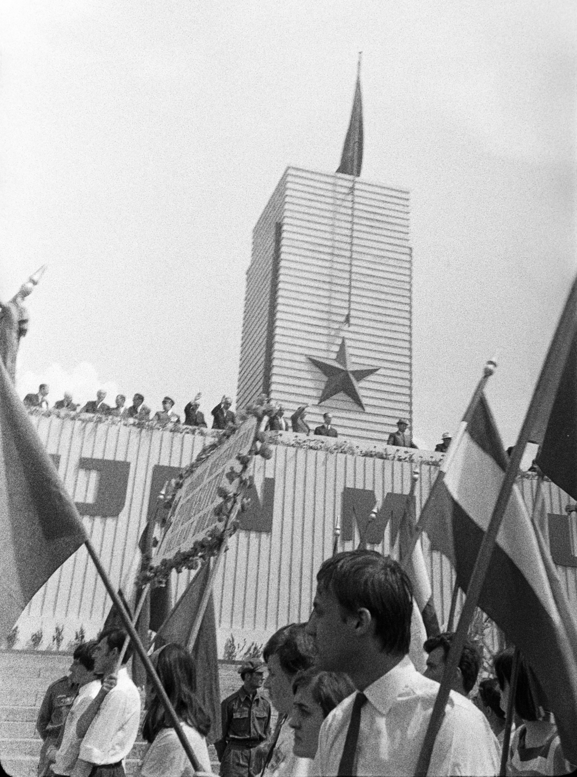 Hungary, Budapest XIV., Ötvenhatosok tere (Felvonulási tér), május 1-i felvonulás résztvevői a dísztribün előtt., 1969, Reményi József, Budapest, Fortepan #258625