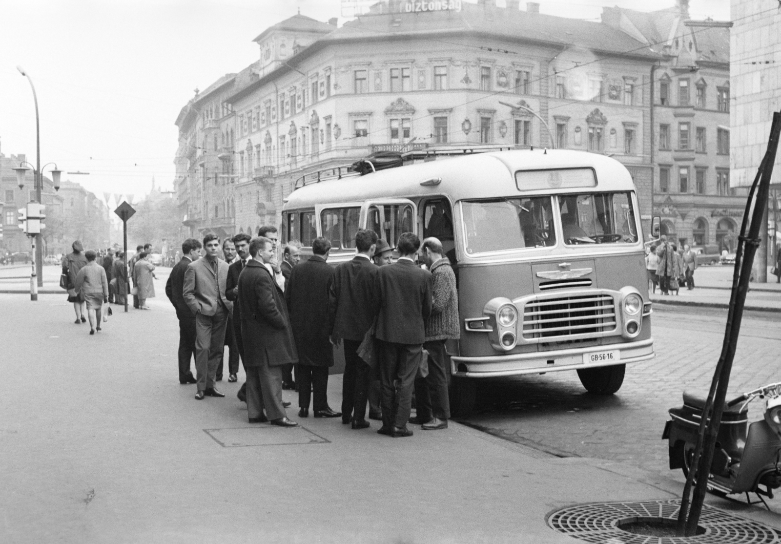 Magyarország, Budapest VIII.,Budapest IX., Üllői út, a felvétel az egykori Kilián laktanya előtt a Ferenc körút közelében készült, háttérben az autóbusz mögött a József körút sarkán álló ház látható., 1964, Reményi József, rendszám, Budapest, Fortepan #258628
