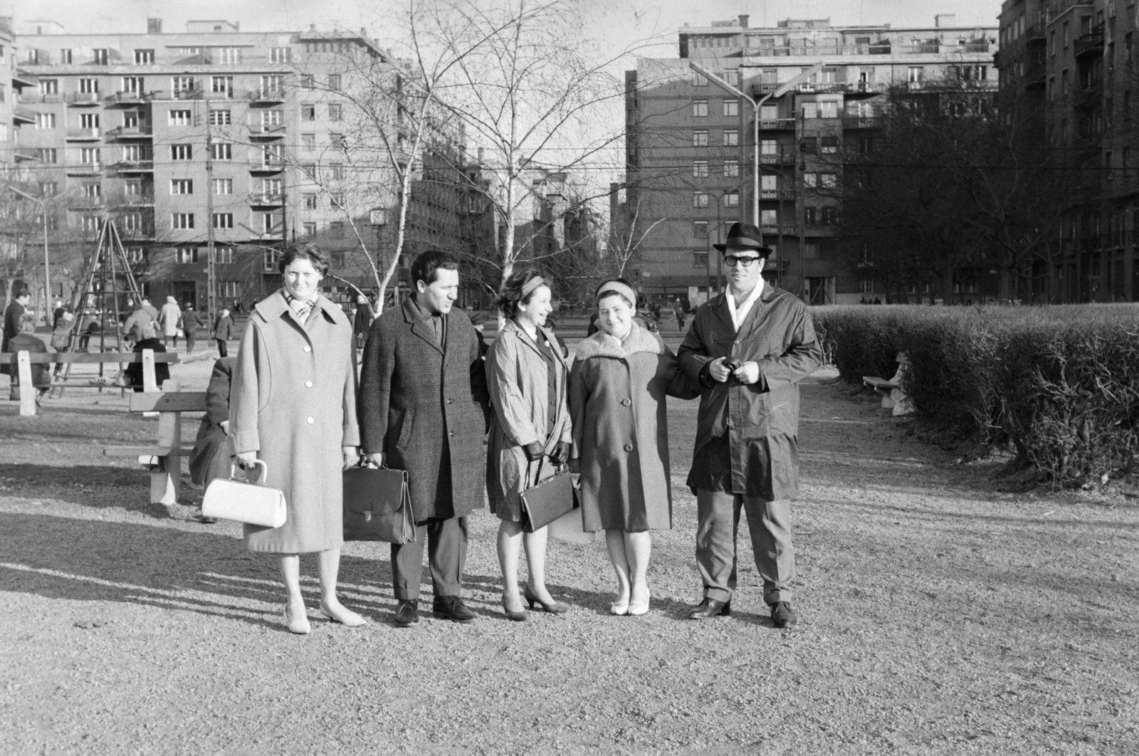Magyarország, Budapest XIII., a felvétel a Szent István parkban készült, a háttérben szemben a Csanády utca., 1964, Reményi József, Budapest, kabát, csoportkép, retikül, Fortepan #258631