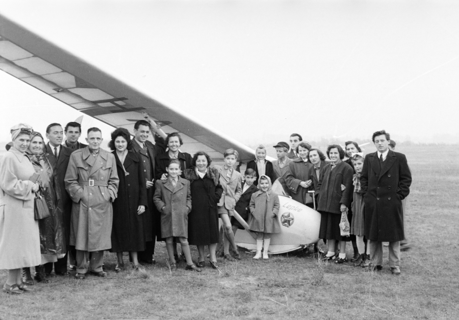 Hungary, Dunakeszi, repülőtér., 1954, Reményi József, airplane, sailplane, tableau, Fortepan #258635