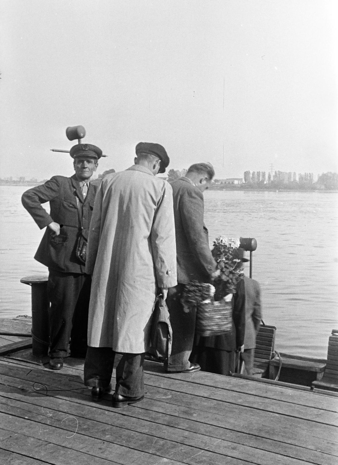 Hungary, Budapest III., a Római part, Piroska utca és Újpest-Megyer közötti átkelőhajó kikötője., 1956, Reményi József, Budapest, uniform, passenger, mooring bollard, Fortepan #258643