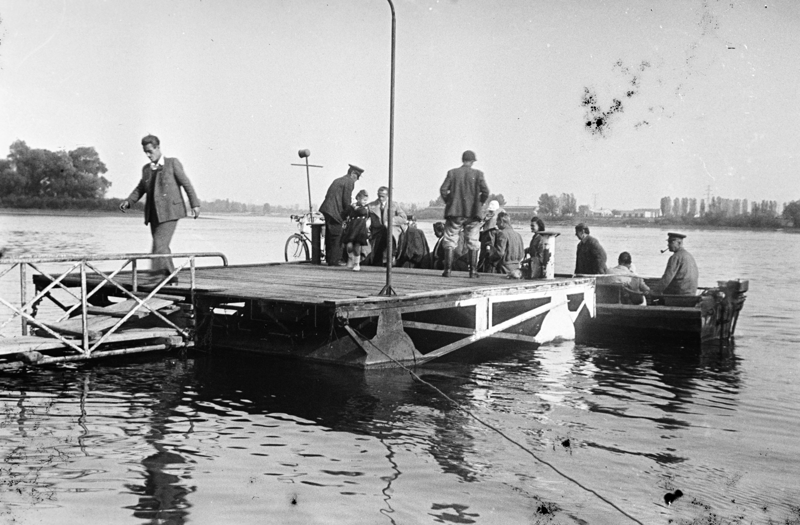 Hungary, Budapest III., a Római part, Piroska utca és Újpest-Megyer közötti átkelőhajó kikötője., 1956, Reményi József, Budapest, passenger, Fortepan #258646