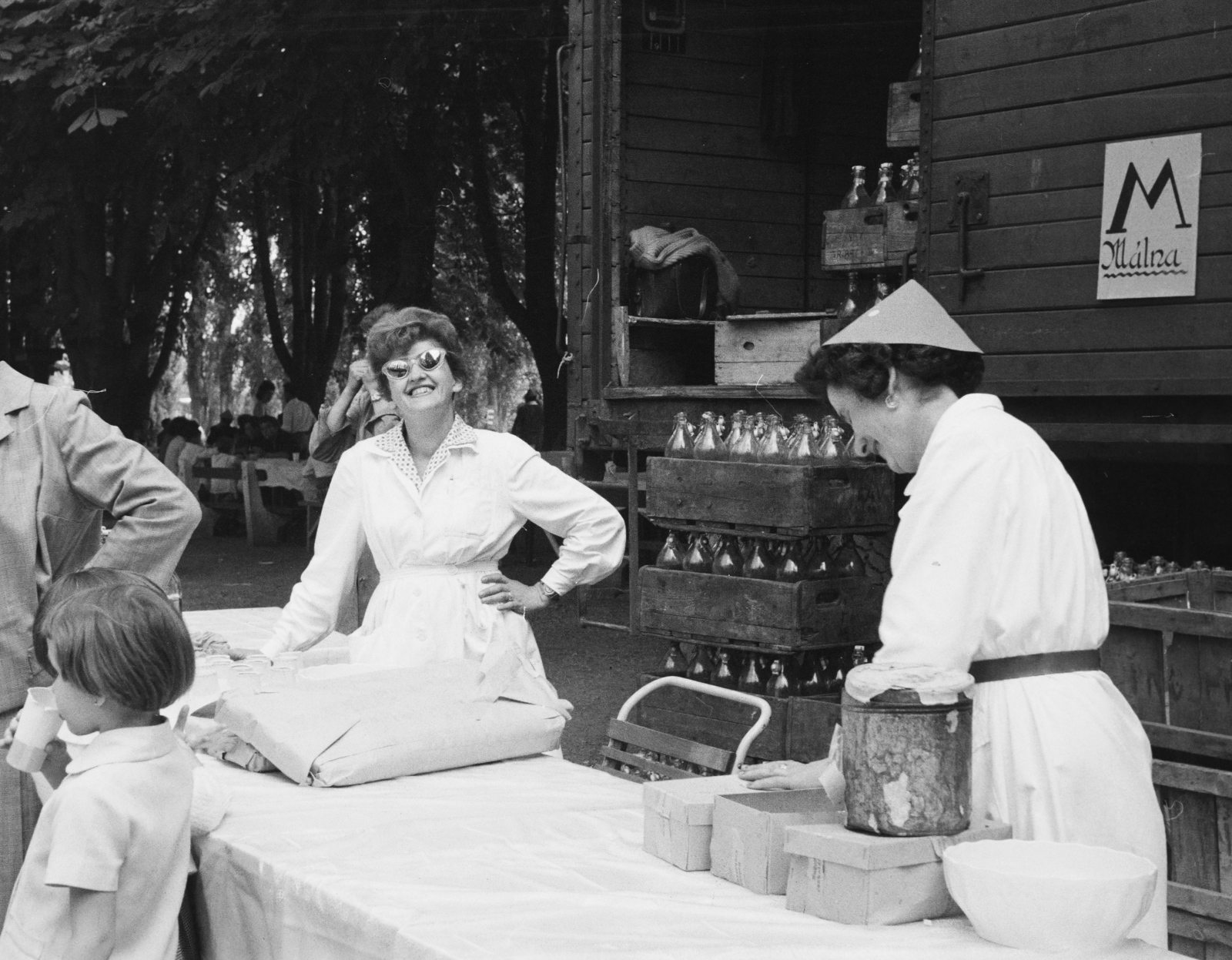 Hungary, Budapest III., Római part, Kossuth Lajos üdülőpart 111., Tungsram üdülőtelep., 1958, Reményi József, Budapest, hospitality, smile, shades, akimbo, overall, Fortepan #258651