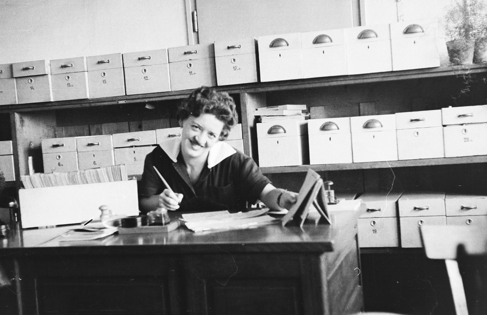 Magyarország, Budapest IV., Váci út 77., az Egyesült Izzólámpa és Villamossági Rt. egyik irodája., 1966, Reményi József, Budapest, íróasztal, hölgy, Fortepan #258655