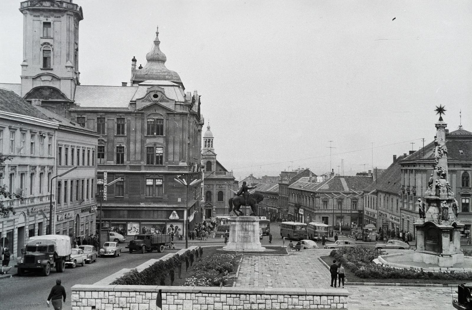 Hungary, Pécs, Széchenyi tér, kilátás a Dzsámi felől. Balra a Városháza tornyos épülete, középen Hunyadi János szobra, jobbra a Szentháromság-szobor., 1960, Reményi József, picture, Fortepan #258665
