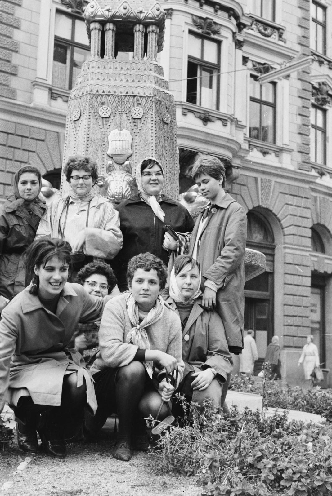 Magyarország, Pécs, Széchenyi tér, Zsolnay-kút., 1960, Reményi József, fiatalság, csoportkép, osztálykirándulás, Fortepan #258666