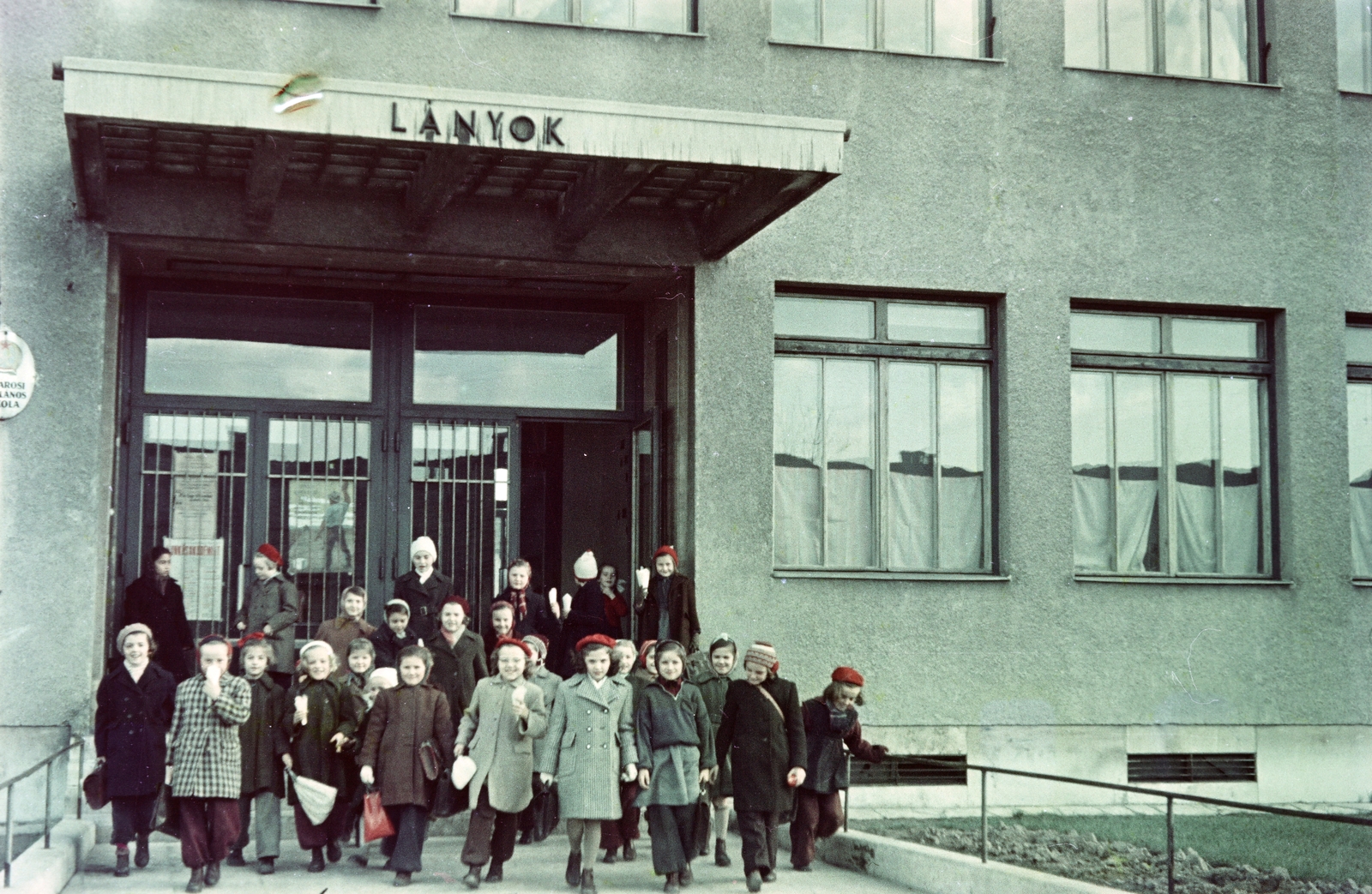 Hungary, Budapest XIII., Nővér (Kilián György) utca 15-17. Általános Iskola (később Németh László Gimnázium)., 1955, Reményi József, Budapest, school, colorful, cap, girls, entrance, Best of, Fortepan #258671