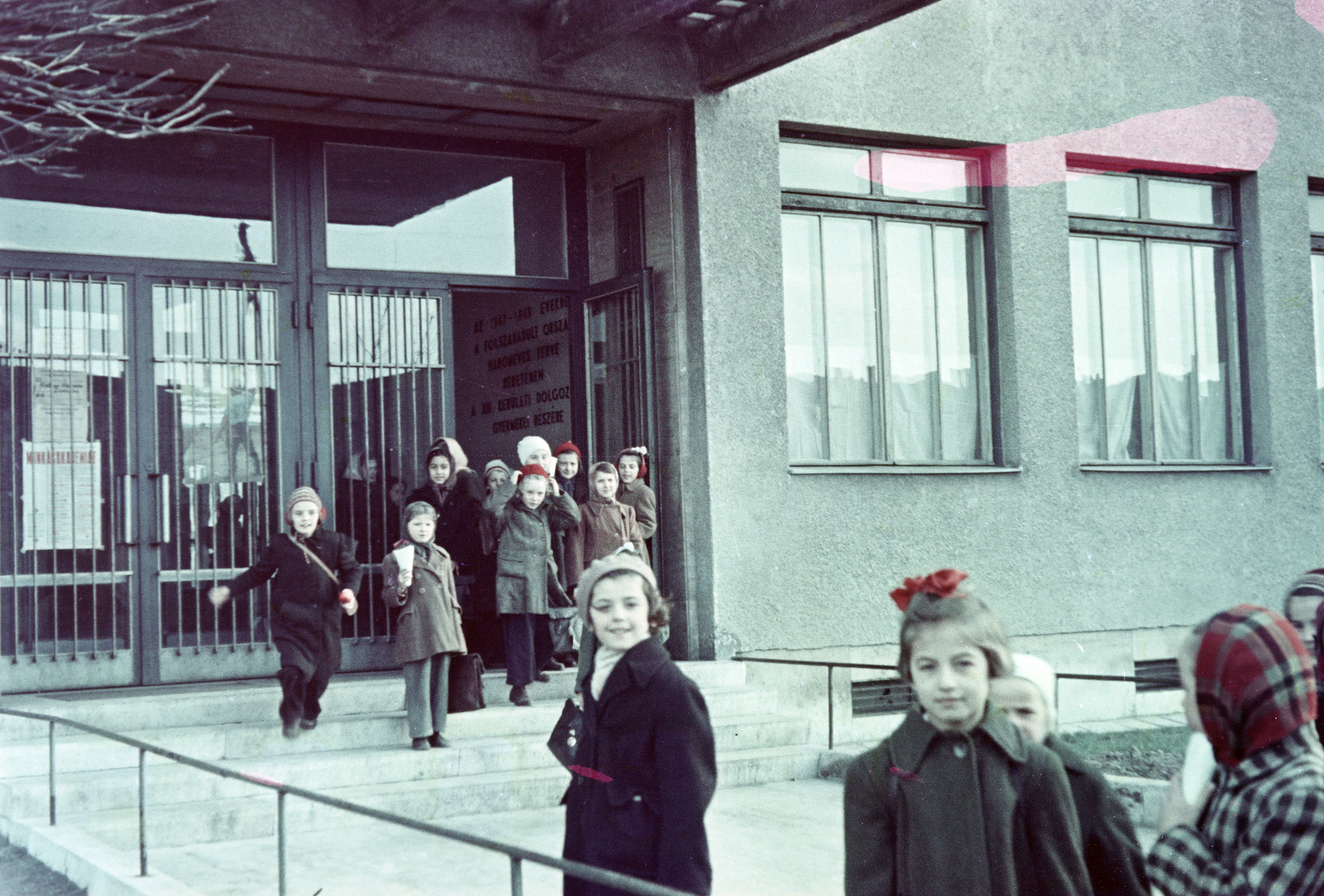 Hungary, Budapest XIII., Nővér (Kilián György) utca 15-17. Általános Iskola (később Németh László Gimnázium)., 1955, Reményi József, Budapest, school, colorful, ribbon, girls, entrance, Fortepan #258672